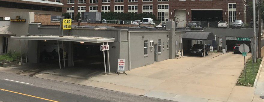 A parking garage with a sign on the side of it.